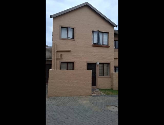 2 BEDROOM TOWNHOUSE FOR SALE IN SUMMERSET
